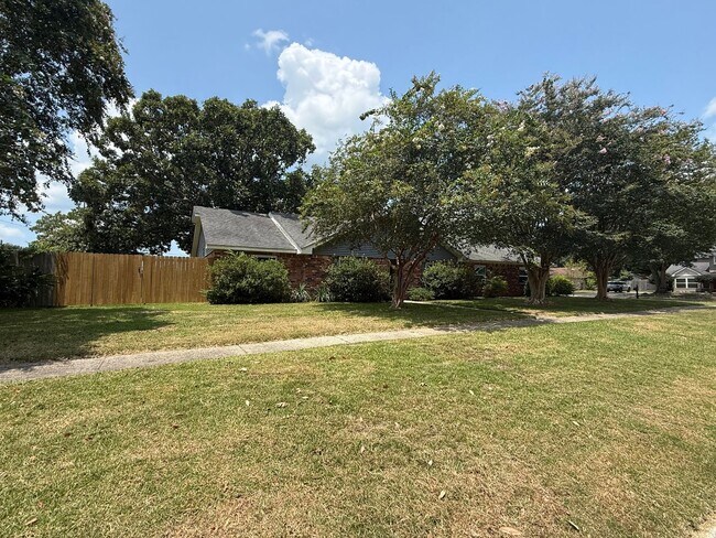 Building Photo - 200 Tallwood Dr