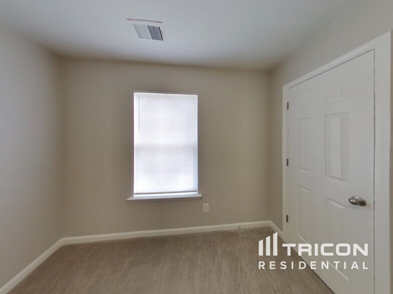 Building Photo - 123 Bruin Dr