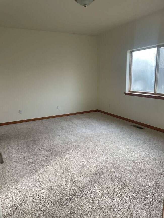 Building Photo - Spacious east side home