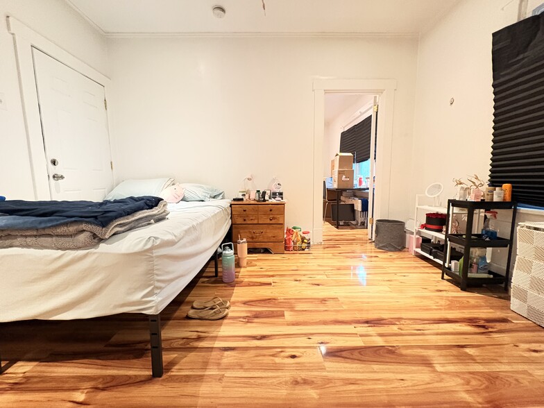 Building Photo - 5818 Hobart St