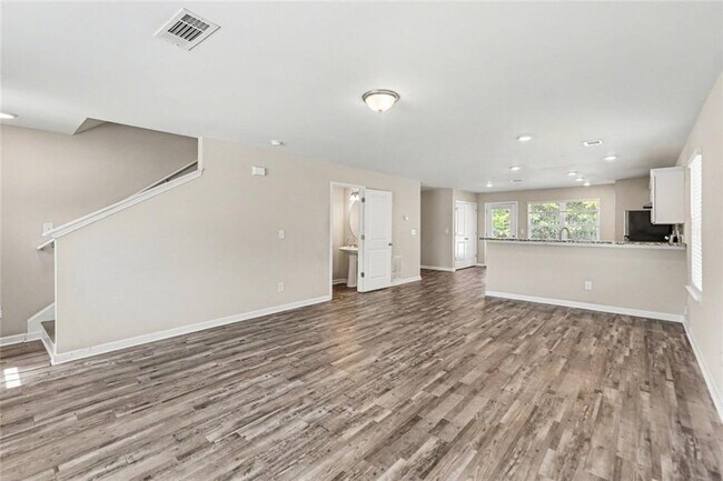 Building Photo - 319 Ashigan St