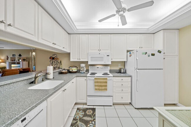 Building Photo - Fully Furnished 2BD/2BA Golf Course Condo – Seasonal Rental in Golfview, Fort Myers