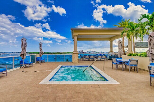 Building Photo - 2650 Lake Shore Dr