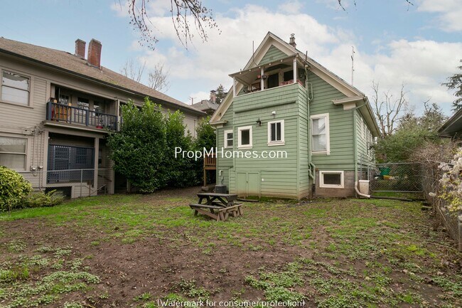 Building Photo - 2725 SE Stark St