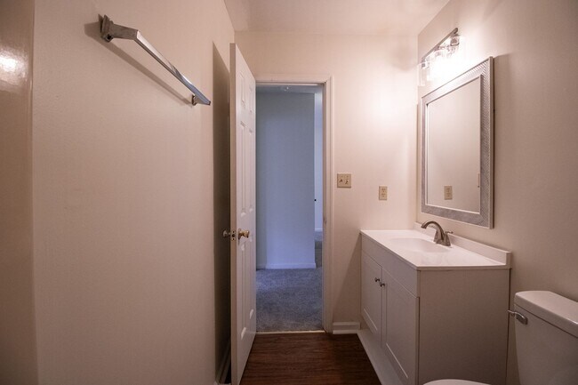 Building Photo - 3 Bedrooms, 2.5 Bathrooms Townhouse Rental