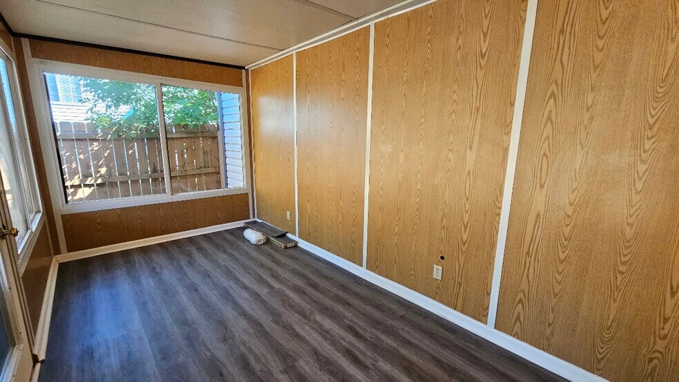Four Season Room - 626 Woods Crossing Dr