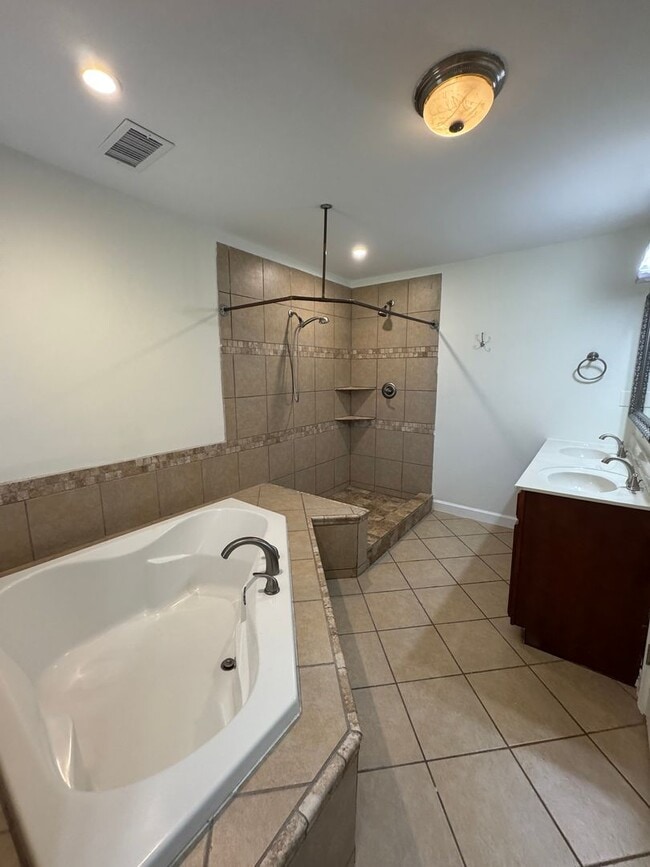 Building Photo - 3 Bed / 2 bath on 1.2 ACRES - 3 car garage...