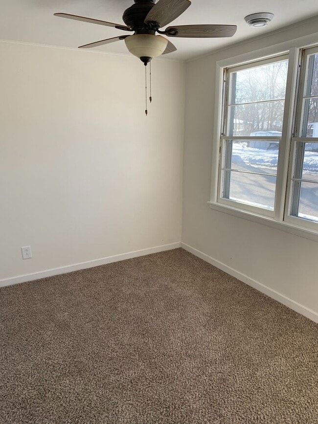 Building Photo - 709 Pearl Ave