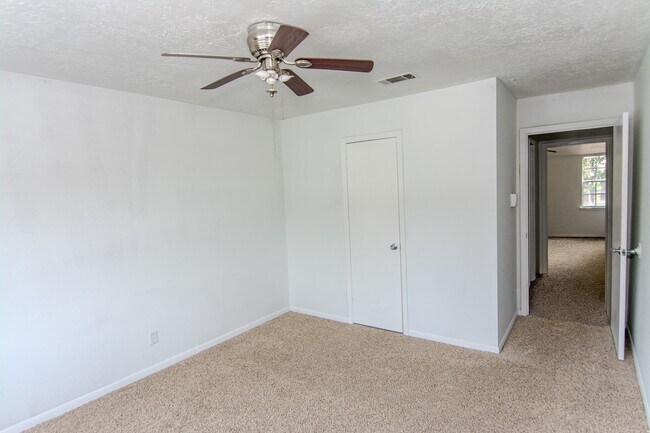 Building Photo - 20335 Fieldtree Dr