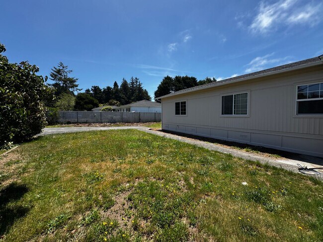 Building Photo - Pet-friendly Home located in sunny Ridgewood