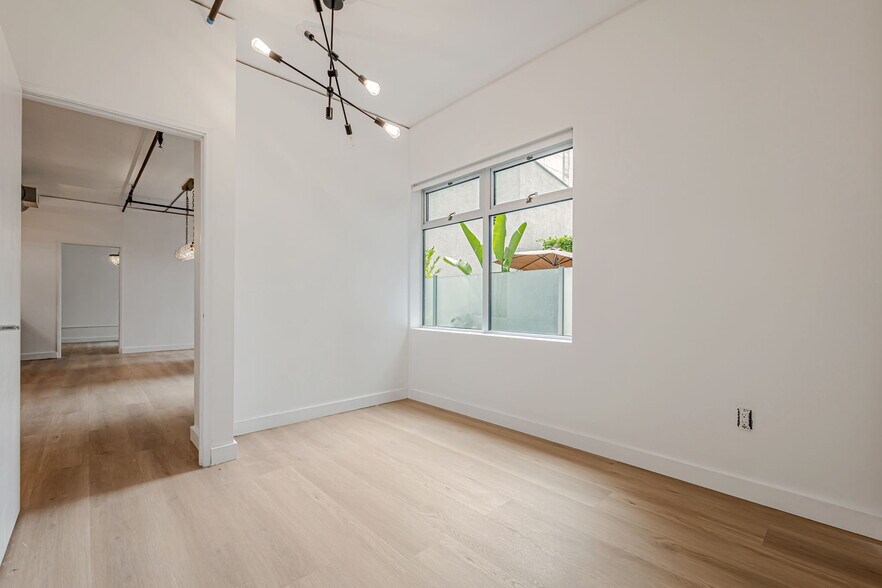 Building Photo - 645 W 9th St