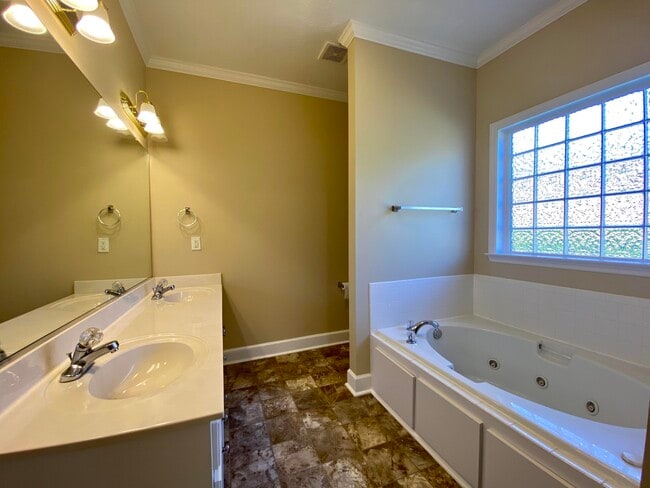 Building Photo - 4858 Somerset Dr