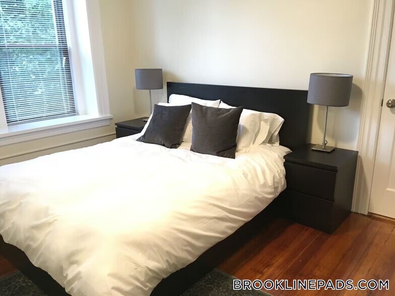 Building Photo - 1463 Beacon St