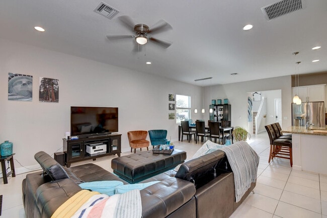 Building Photo - 495 NE Abaca Way