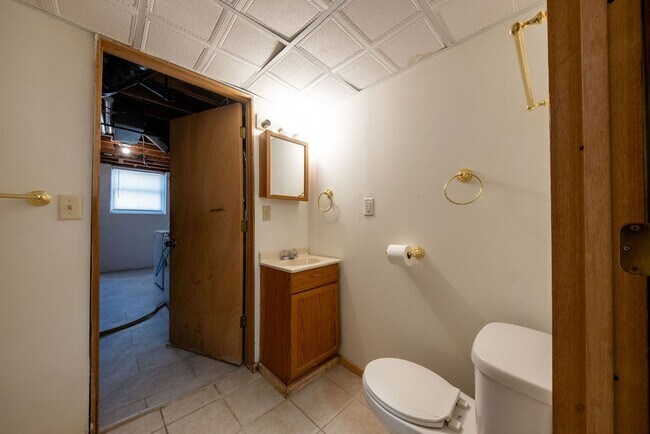 Building Photo - Recently-renovated home perfect for family