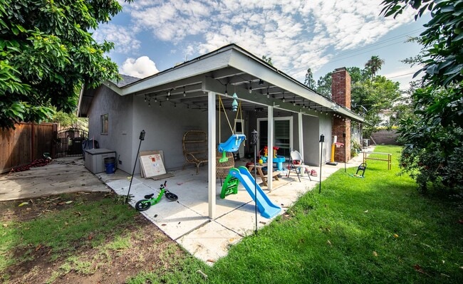 Building Photo - Beautiful Single Story 3 Bedroom with Solar Panels