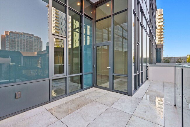 Building Photo - Luxury Executive Condo w/AC in the Heart o...