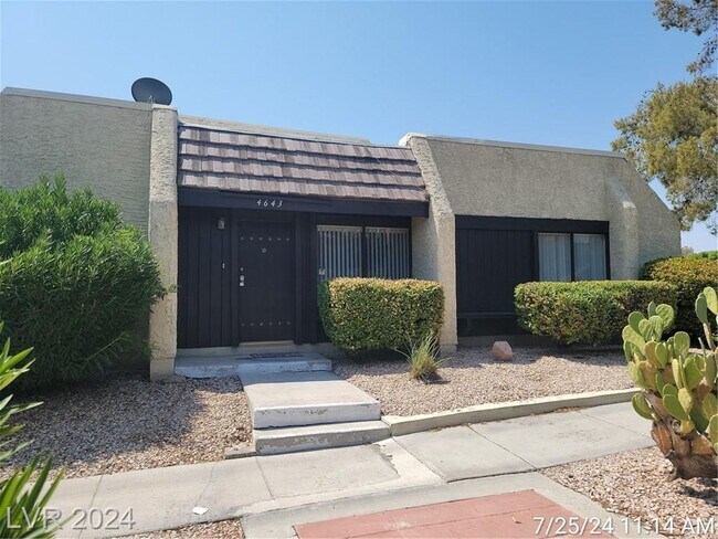 Primary Photo - FANTASTIC SINGLE-STORY TOWNHOME JUST MINUT...