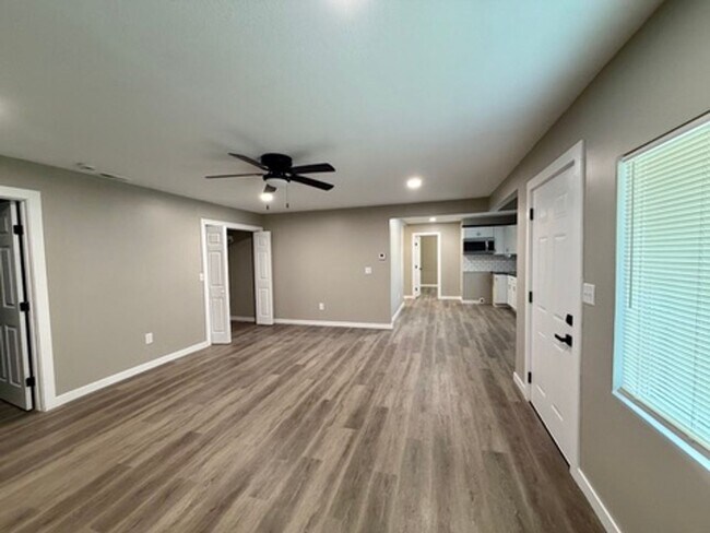 Building Photo - LARGE 4 BEDROOM ALL REMODELED