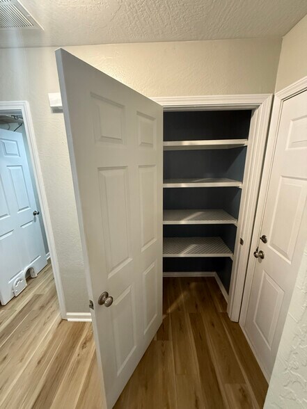 Building Photo - 404 E 9th St