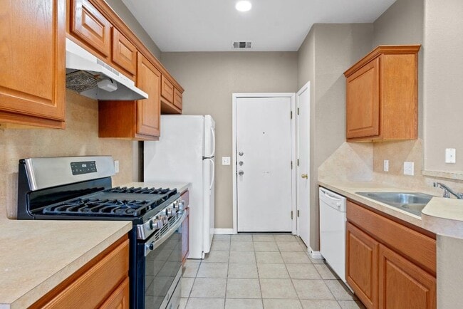 Building Photo - 7502 Lazy Creek Dr