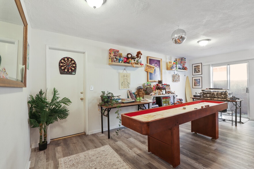 Building Photo - 1545 E 21st St