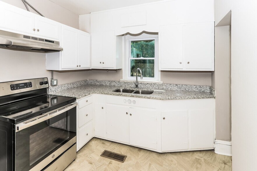 Building Photo - 870 Lynhaven Ave