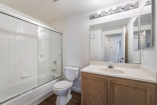 Building Photo - 2 bedroom remodeled condo in the Henderson...