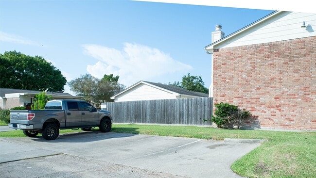 Building Photo - 6411 S Briar Bayou Dr