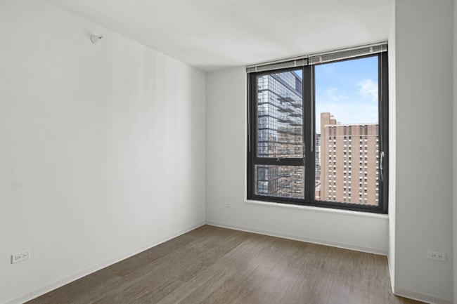 Building Photo - 613 N Wells St