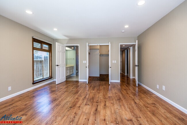 Building Photo - Heatherstone Way / Village Ct