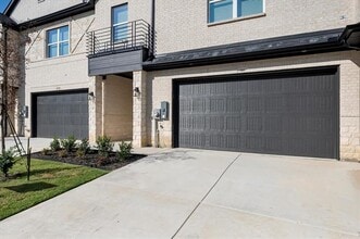 Building Photo - 2221 W Arkansas Ln