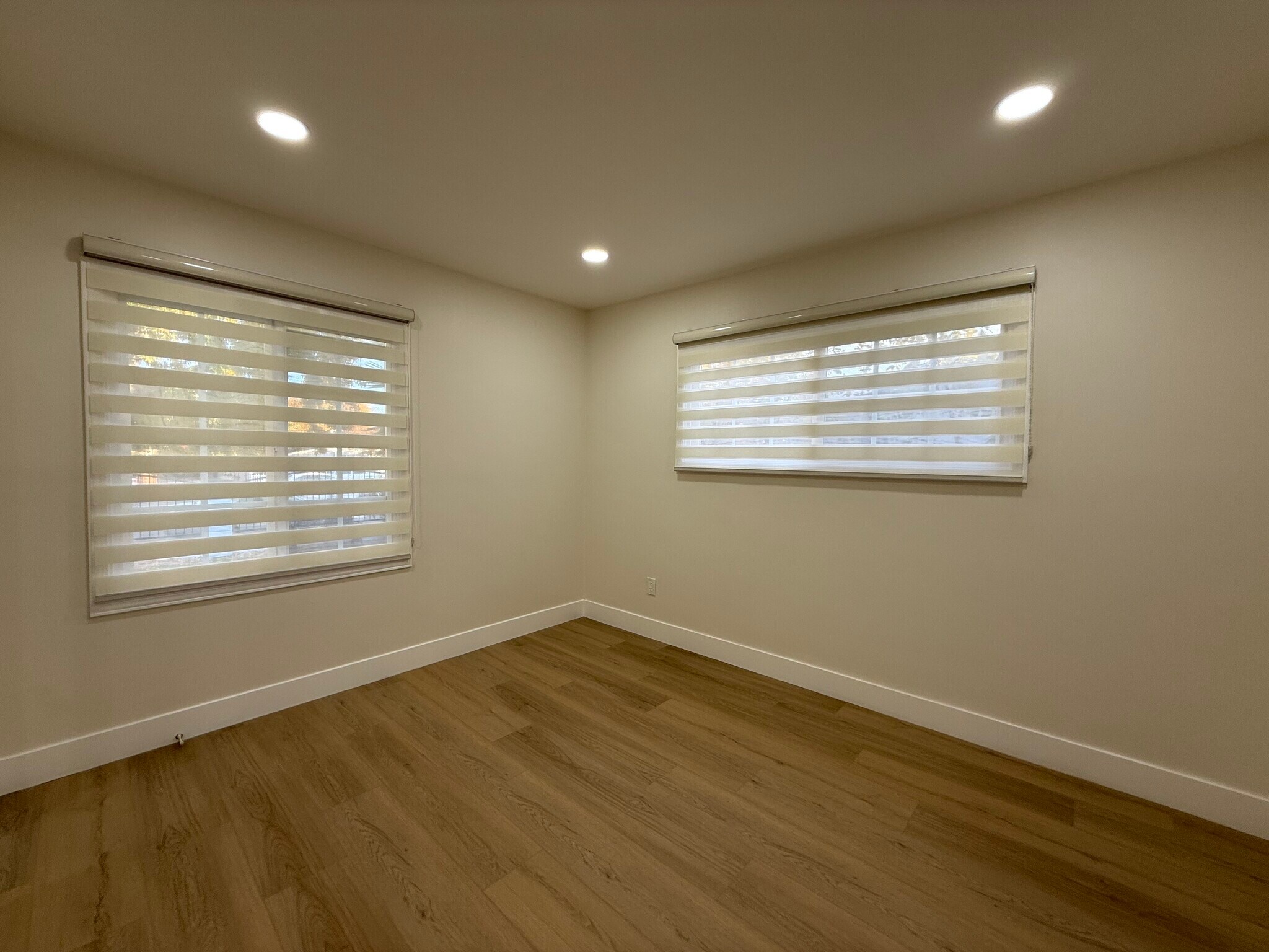 Building Photo - 9123 Woodley Ave