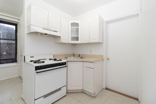 Building Photo - 1666 3rd Ave