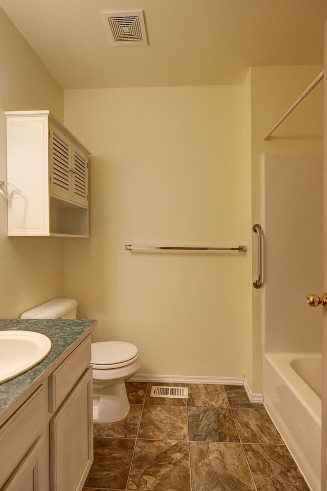 Building Photo - Immaculate, Sunny and Bright 4 Bedroom/2.5...