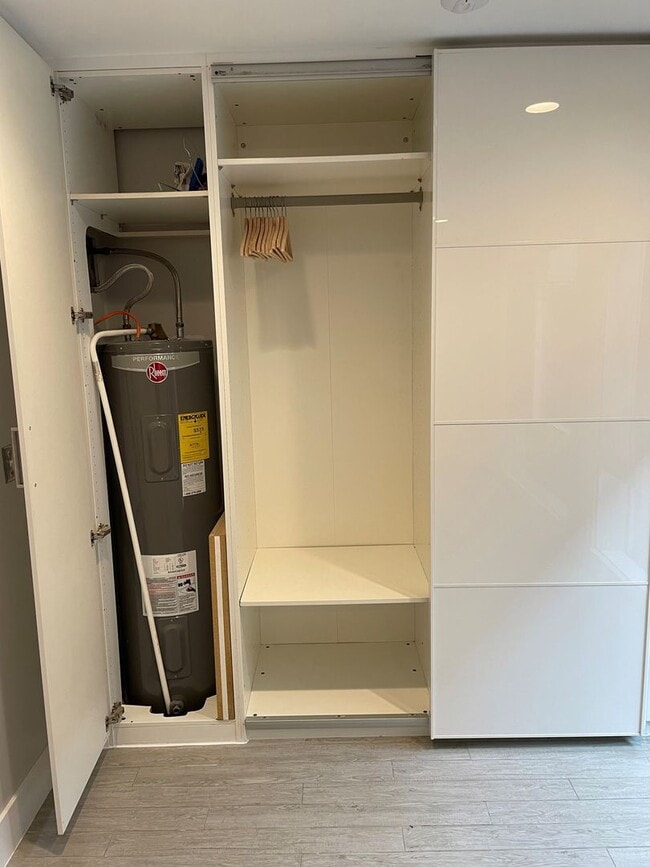 Building Photo - Logan Circle Beautifully Renovated Studio Apartment