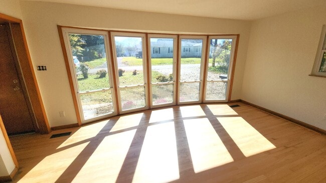 Building Photo - Beautifully updated 3-bedroom, 2-bath home, ready for you to move in!