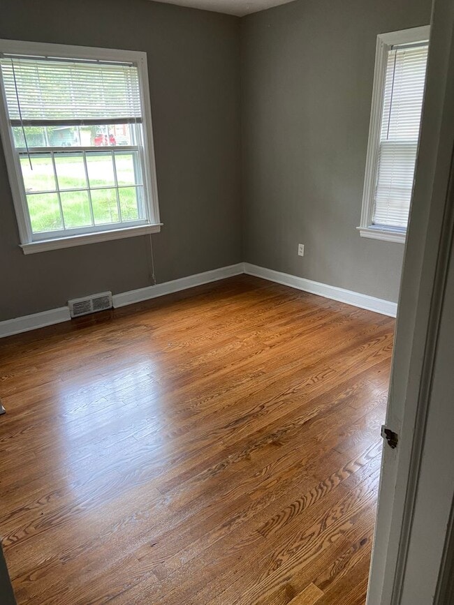 Building Photo - 918 W Stewart/404 W Blvd S