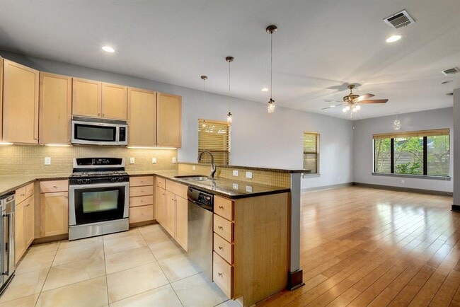 Building Photo - 1203 E 2nd St