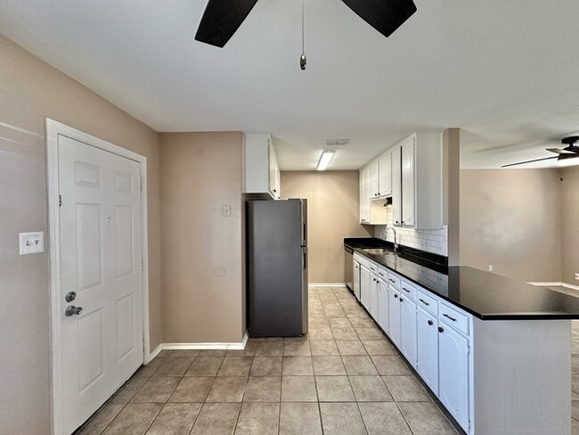 Building Photo - Available Now! Newly Updated 3/2 in Flint!