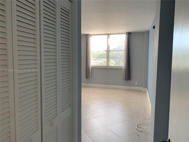 Building Photo - 1455 N Treasure Dr