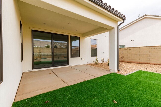 Building Photo - Beautiful New Home with access to community pool