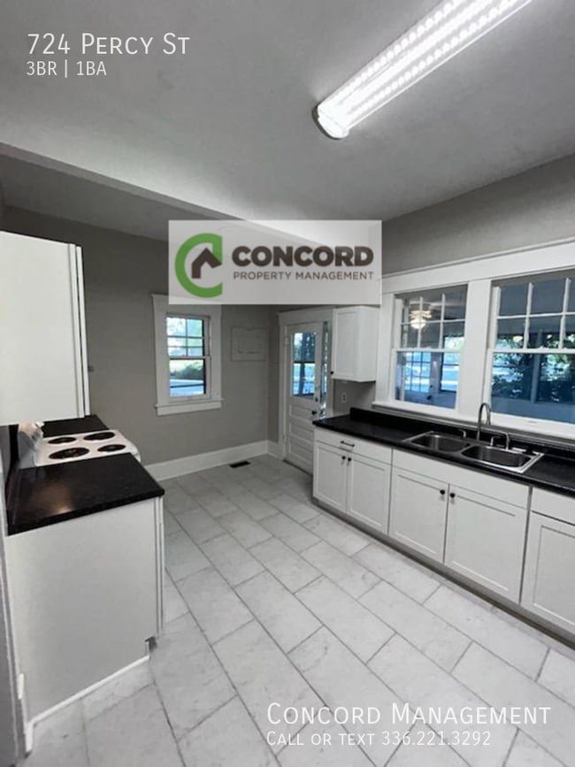 Building Photo - 724 Percy St