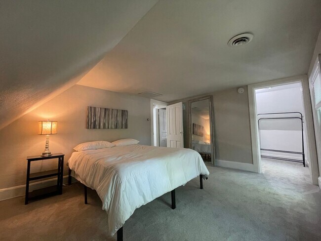 Building Photo - 938 E Dayton St