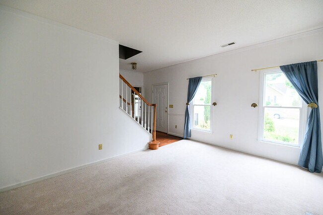 Building Photo - Wonderful and Spacious 3 bedroom home 2.5 bath in High Point with 2 car garage and large fenced-i...