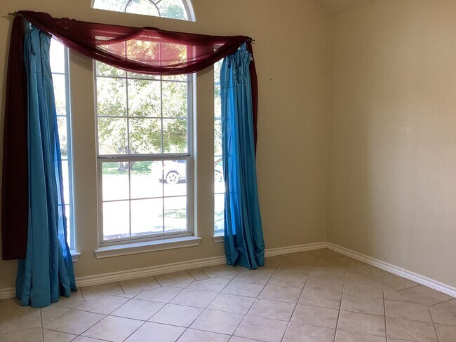 Building Photo - 409 S Rhomberg St