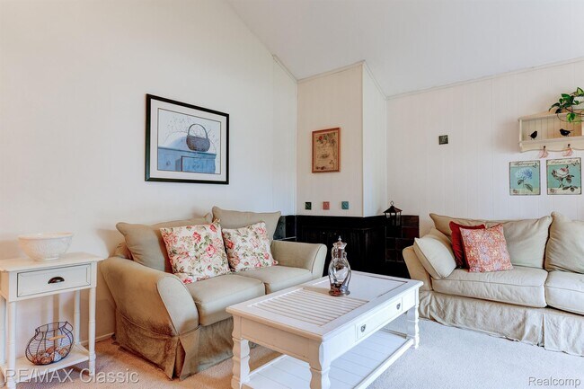 Building Photo - 24323 Pinecrest St