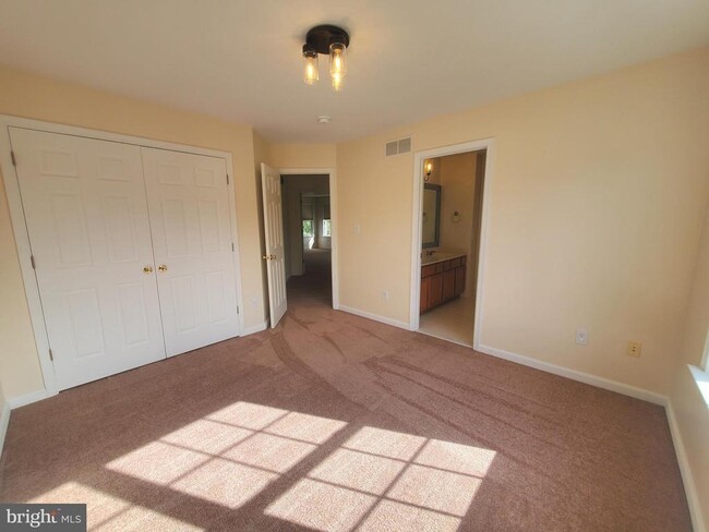 Building Photo - 5 Bandcroft Dr