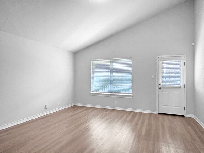 Building Photo - Spacious Valley Ranch 4/2.5 (2,324 SF) w/ Loft/Game Room