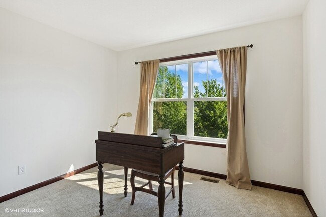 Bedroom/Office 10.1x13ft - 4505 Yellowstone Ln N